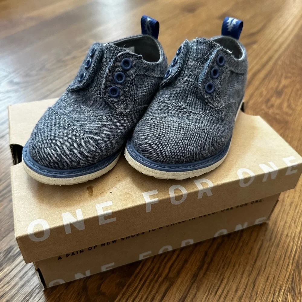 TOMS Tiny Brogue oxfords in Blue Chambray, toddler size 5 (NWT)
